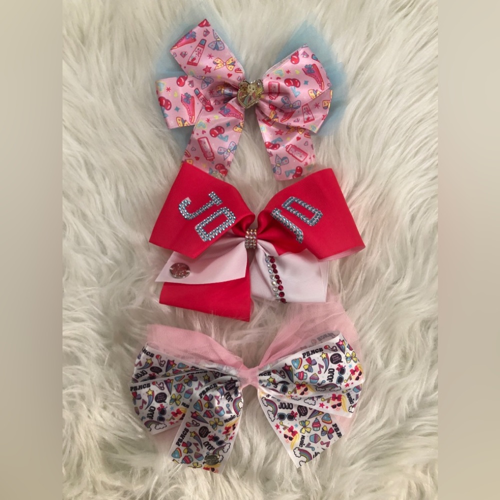 3 Jojo Siwa bows